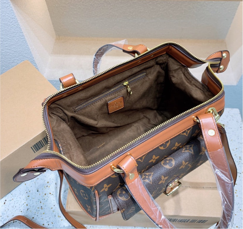 LV woman shoulder handbag